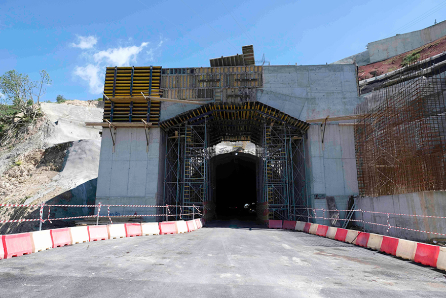 Ο Τσίπρας εγκαινιάζει... εργοτάξια στην Κρήτη