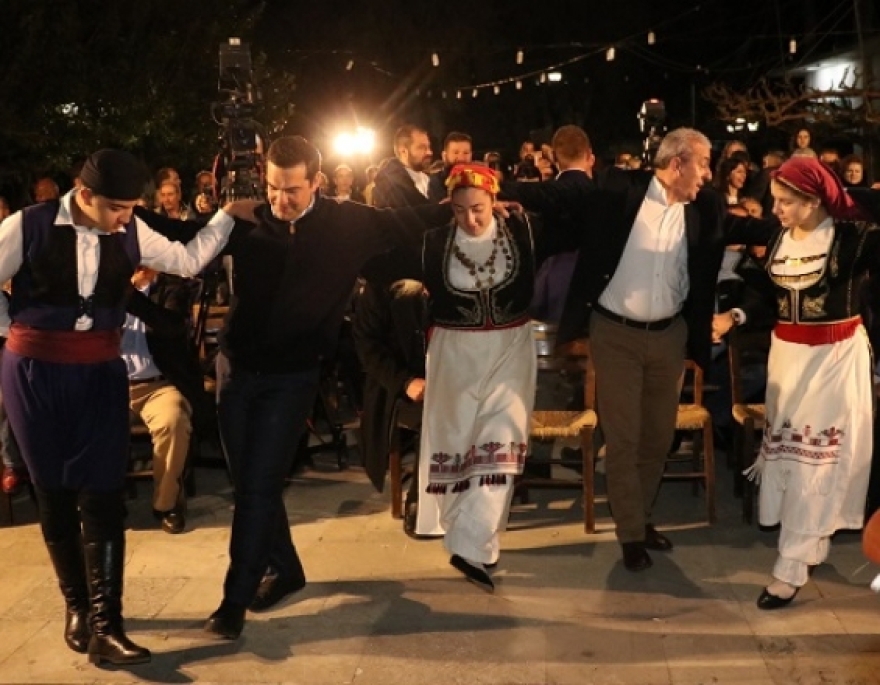 Τσίπρας: Χορεύει με τον Πολάκη, καταγγέλλει τον Μητσοτάκη