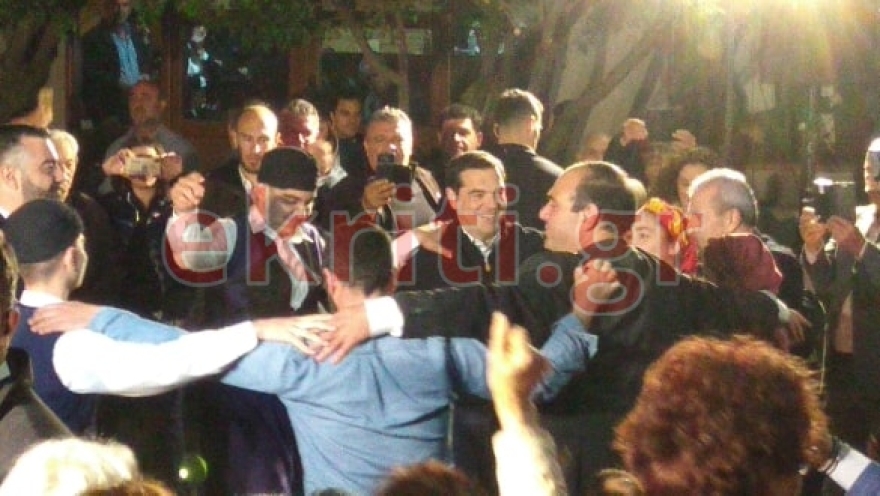 Τσίπρας: Χορεύει με τον Πολάκη, καταγγέλλει τον Μητσοτάκη