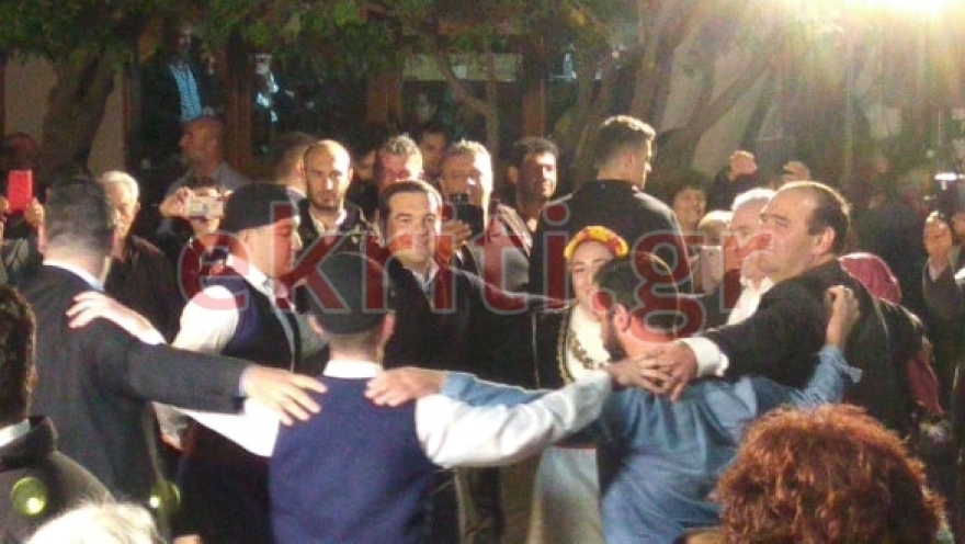 Τσίπρας: Χορεύει με τον Πολάκη, καταγγέλλει τον Μητσοτάκη