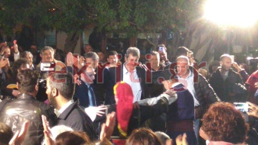 Τσίπρας: Χορεύει με τον Πολάκη, καταγγέλλει τον Μητσοτάκη