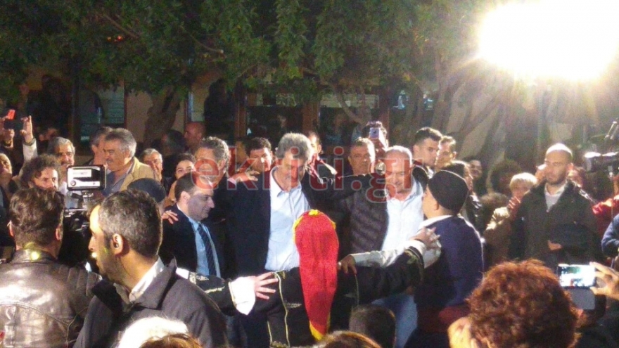 Τσίπρας: Χορεύει με τον Πολάκη, καταγγέλλει τον Μητσοτάκη