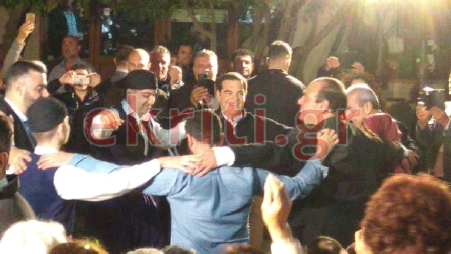Τσίπρας: Χορεύει με τον Πολάκη, καταγγέλλει τον Μητσοτάκη
