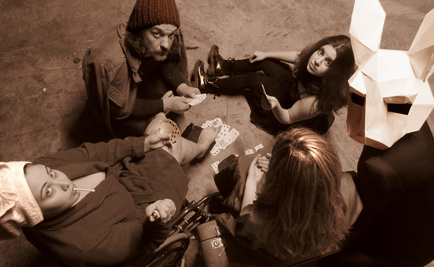 Μία… διαφορετική Αλίκη γεμάτη ερωτηματικά