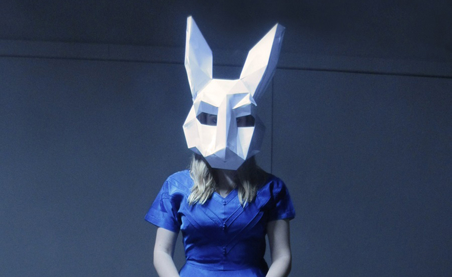 Μία… διαφορετική Αλίκη γεμάτη ερωτηματικά