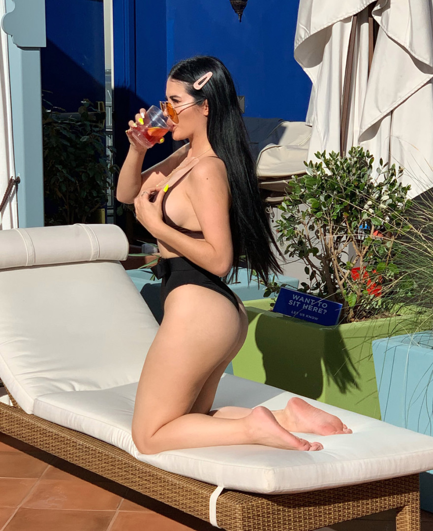 Η Kim Kardashian της Βραζιλίας έβαλε το σέξι μαγιό της 