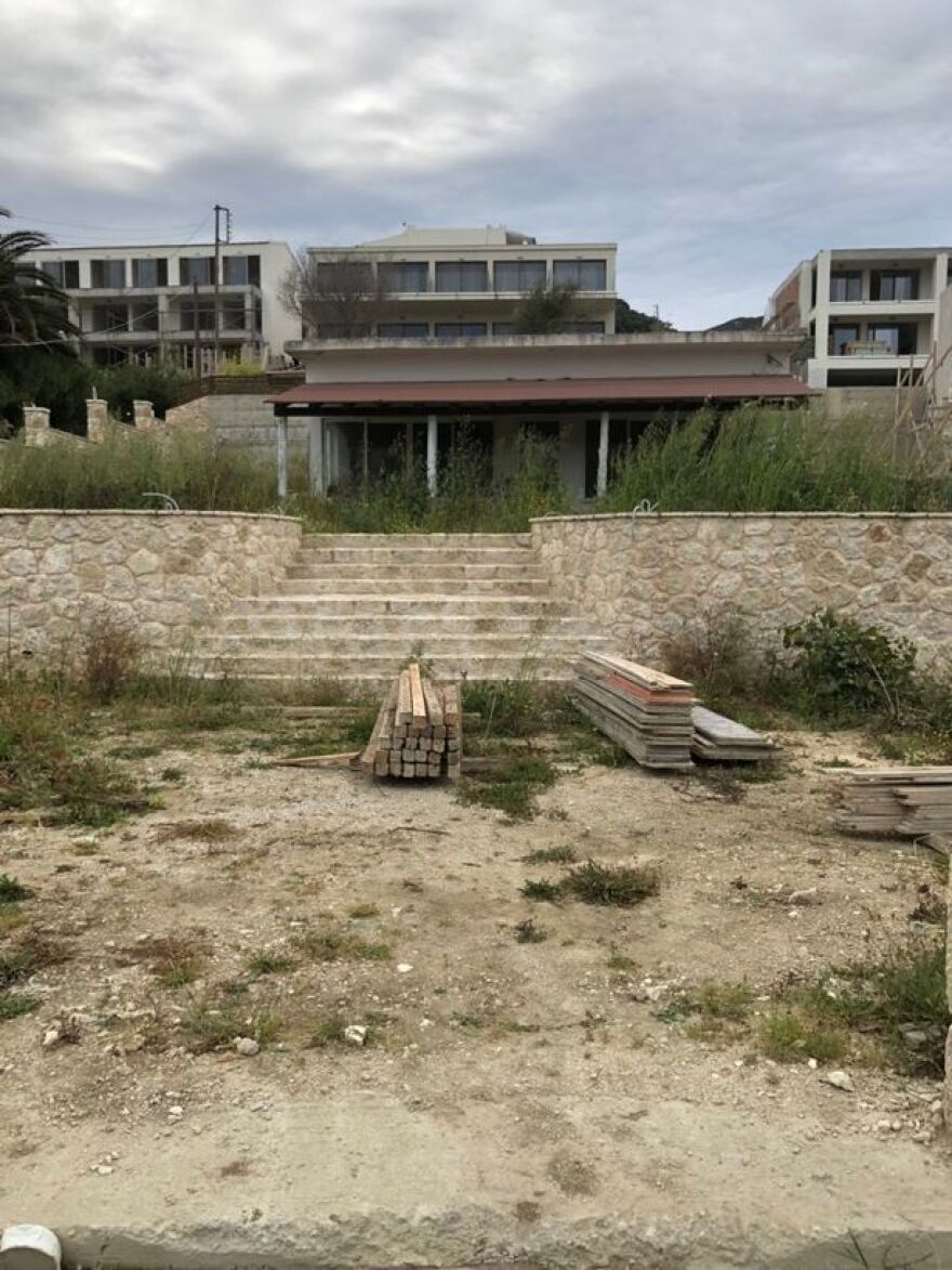 Βρετανοί τουρίστες περιγράφουν τις διακοπές τους στην Κέρκυρα: Είμαστε κολλημένοι σε μια τρύπα κολάσεως