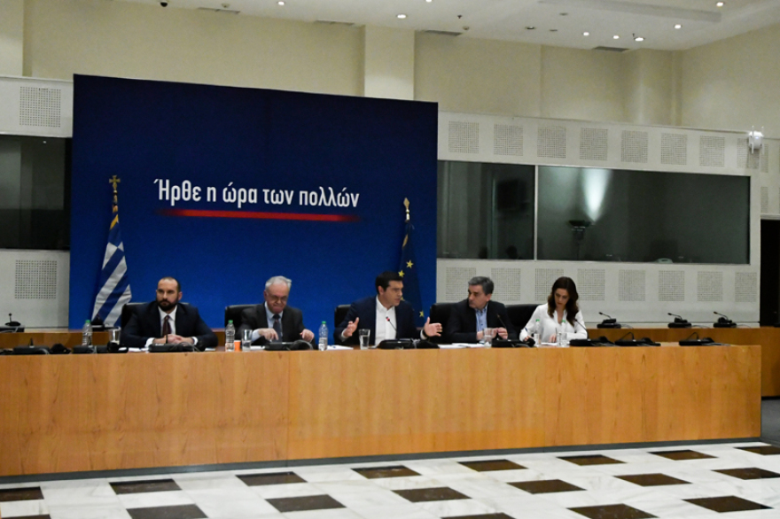 Τσίπρας: Πάρτε μισή  σύνταξη για να με ψηφίσετε 