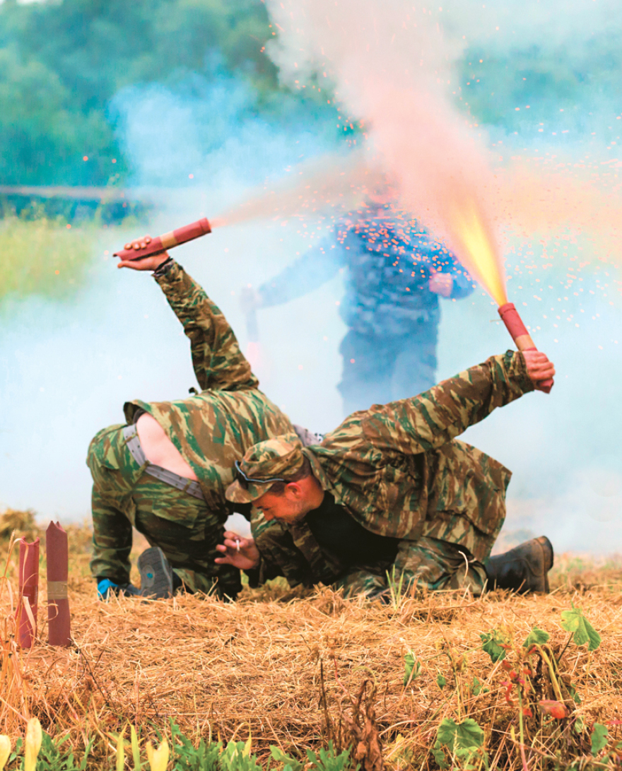 Σαϊτοπόλεμος στην Καλαμάτα: Πανικός μετά τη φονική σαΐτα στον άτυχο εικονολήπτη - Νέα βίντεο