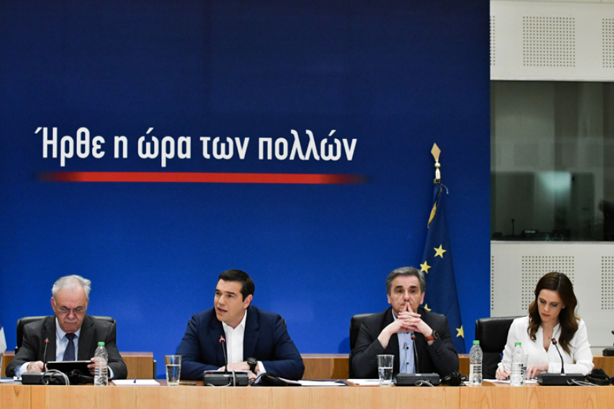 Τσίπρας: Πάρτε μισή  σύνταξη για να με ψηφίσετε 