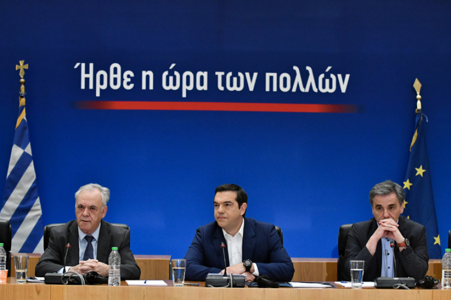 Τσίπρας: Πάρτε μισή  σύνταξη για να με ψηφίσετε 