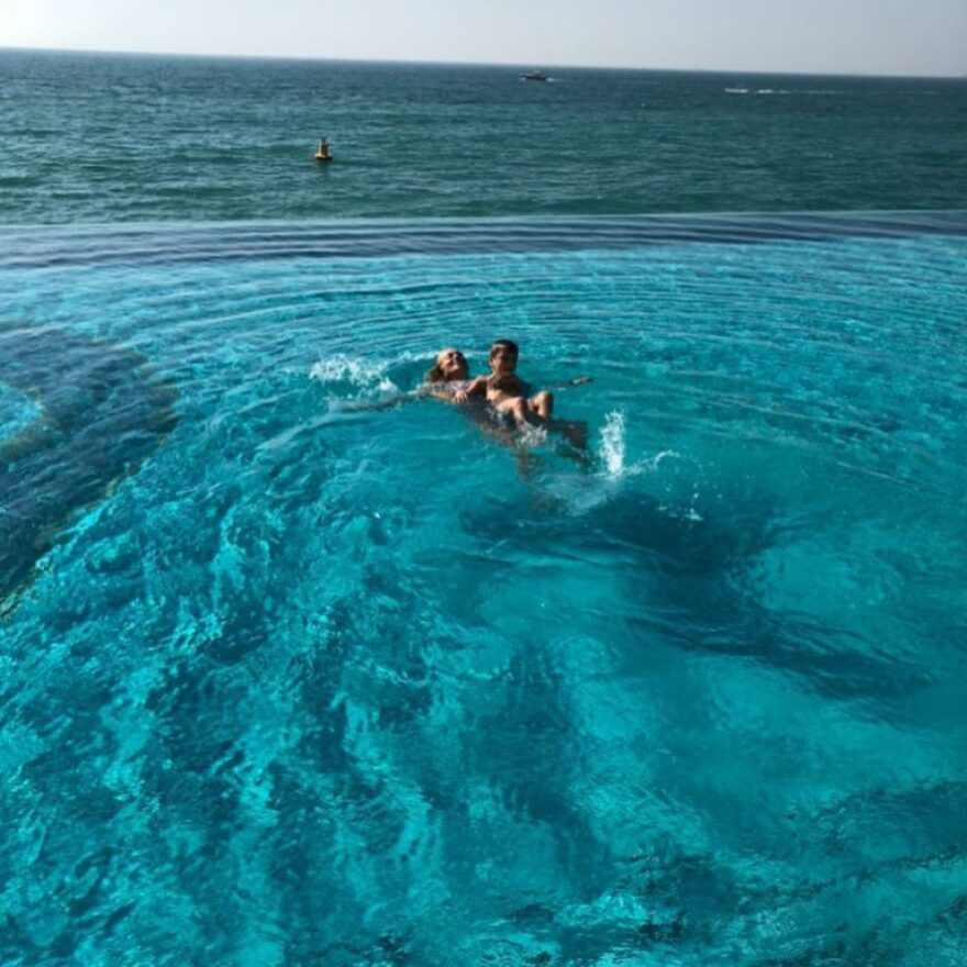 Η Βικτώρια Καρύδα έκανε τις πρώτες της βουτιές με το γιο της