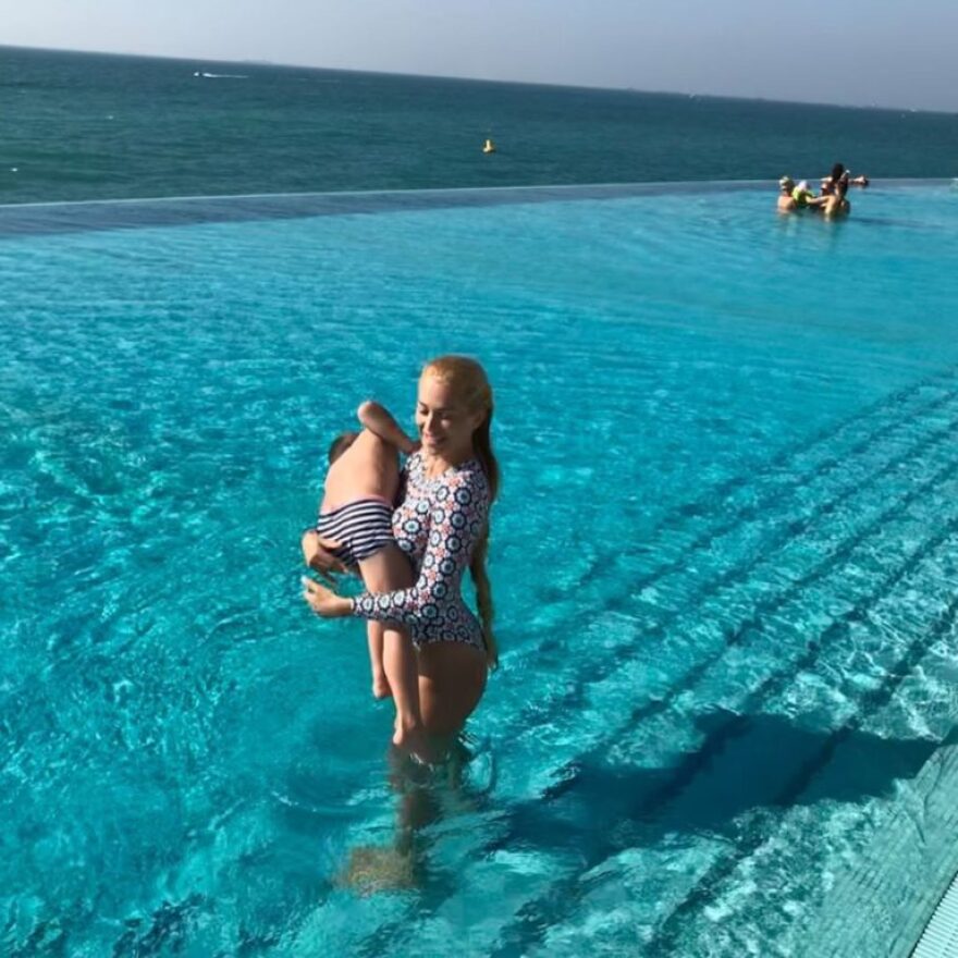 Η Βικτώρια Καρύδα έκανε τις πρώτες της βουτιές με το γιο της