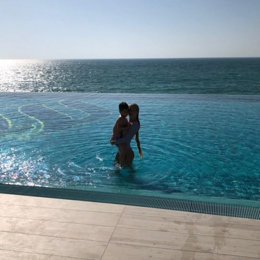 Η Βικτώρια Καρύδα έκανε τις πρώτες της βουτιές με το γιο της