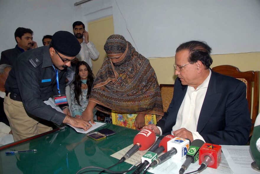 Πακιστάν: Η χριστιανή που είχε καταδικαστεί σε θάνατο για βλασφημία στο Ισλάμ, έφυγε από τη χώρα