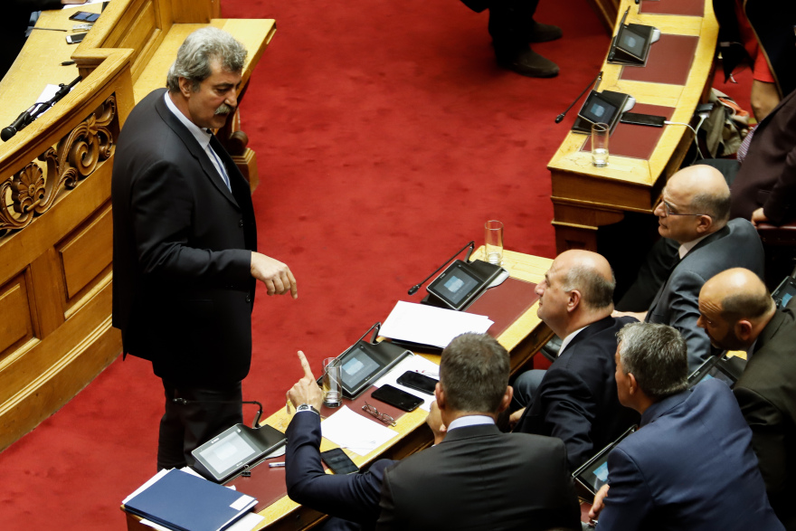 Το Twitter «γλεντά» με το επεισόδιο Πολάκη κατά Μητσοτάκη: Ο... τσιχλόμαγκας που θίχτηκε