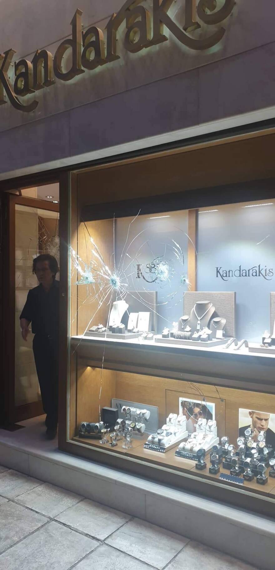 Επιδρομή κουκουλοφόρων με σφυριά στη Βαλαωρίτου για τον Κουφοντίνα