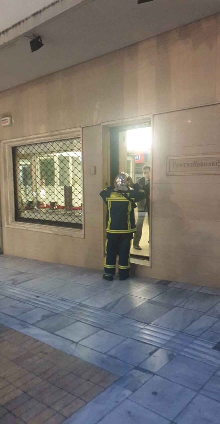 Επιδρομή κουκουλοφόρων με σφυριά στη Βαλαωρίτου για τον Κουφοντίνα