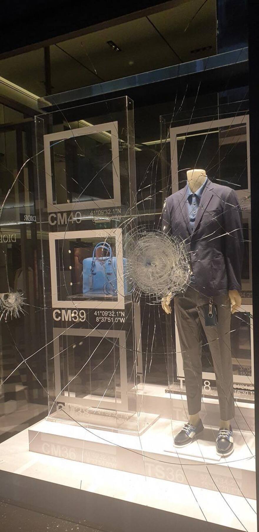 Επιδρομή κουκουλοφόρων με σφυριά στη Βαλαωρίτου για τον Κουφοντίνα