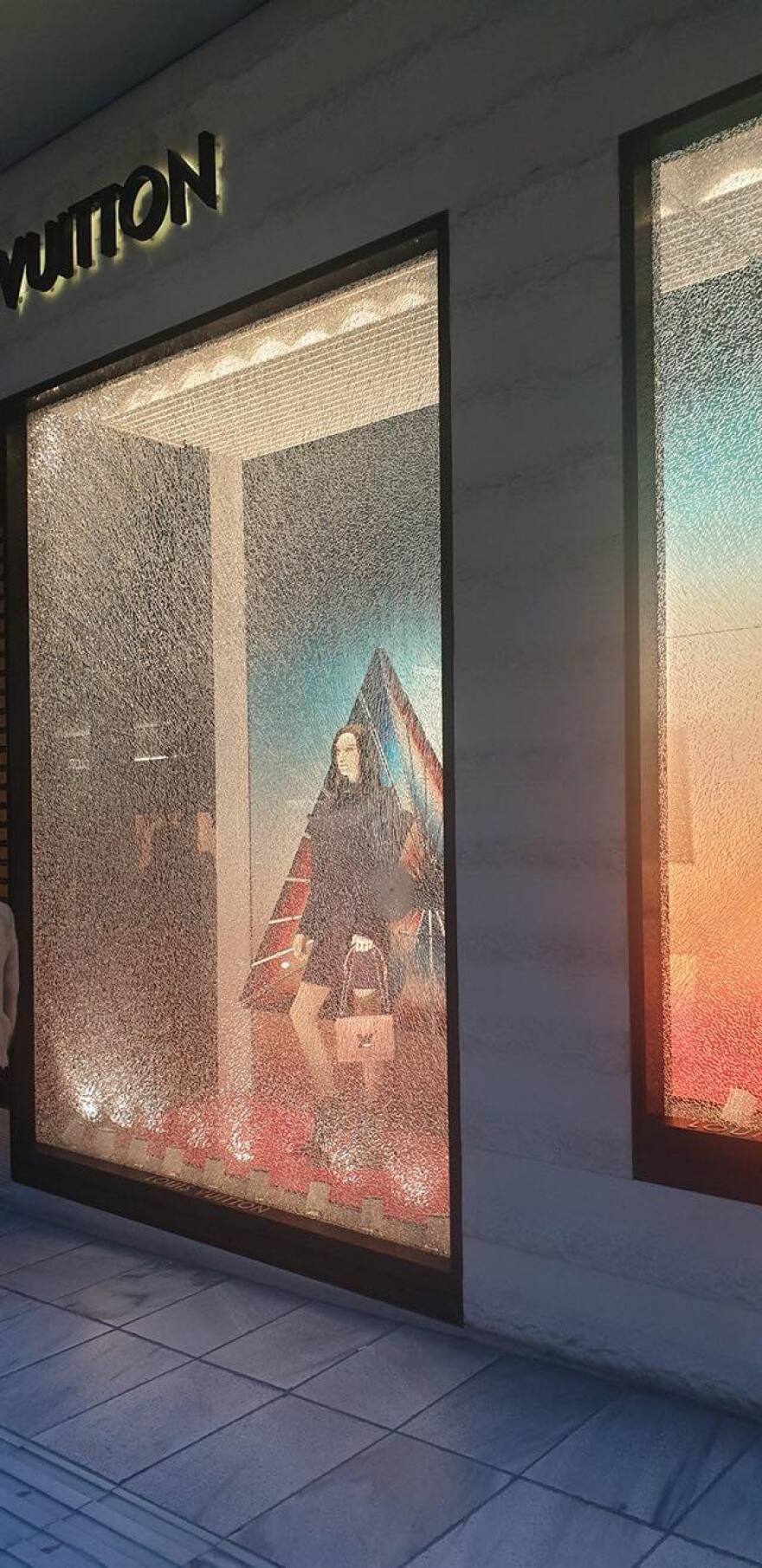 Επιδρομή κουκουλοφόρων με σφυριά στη Βαλαωρίτου για τον Κουφοντίνα