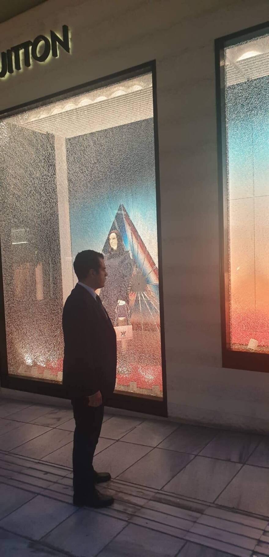 Επιδρομή κουκουλοφόρων με σφυριά στη Βαλαωρίτου για τον Κουφοντίνα