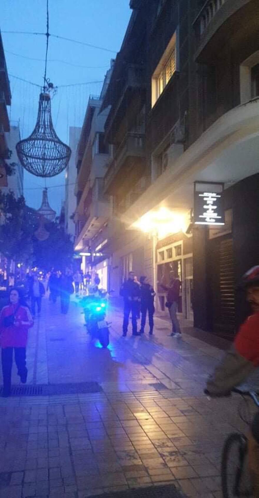 Επιδρομή κουκουλοφόρων με σφυριά στη Βαλαωρίτου για τον Κουφοντίνα