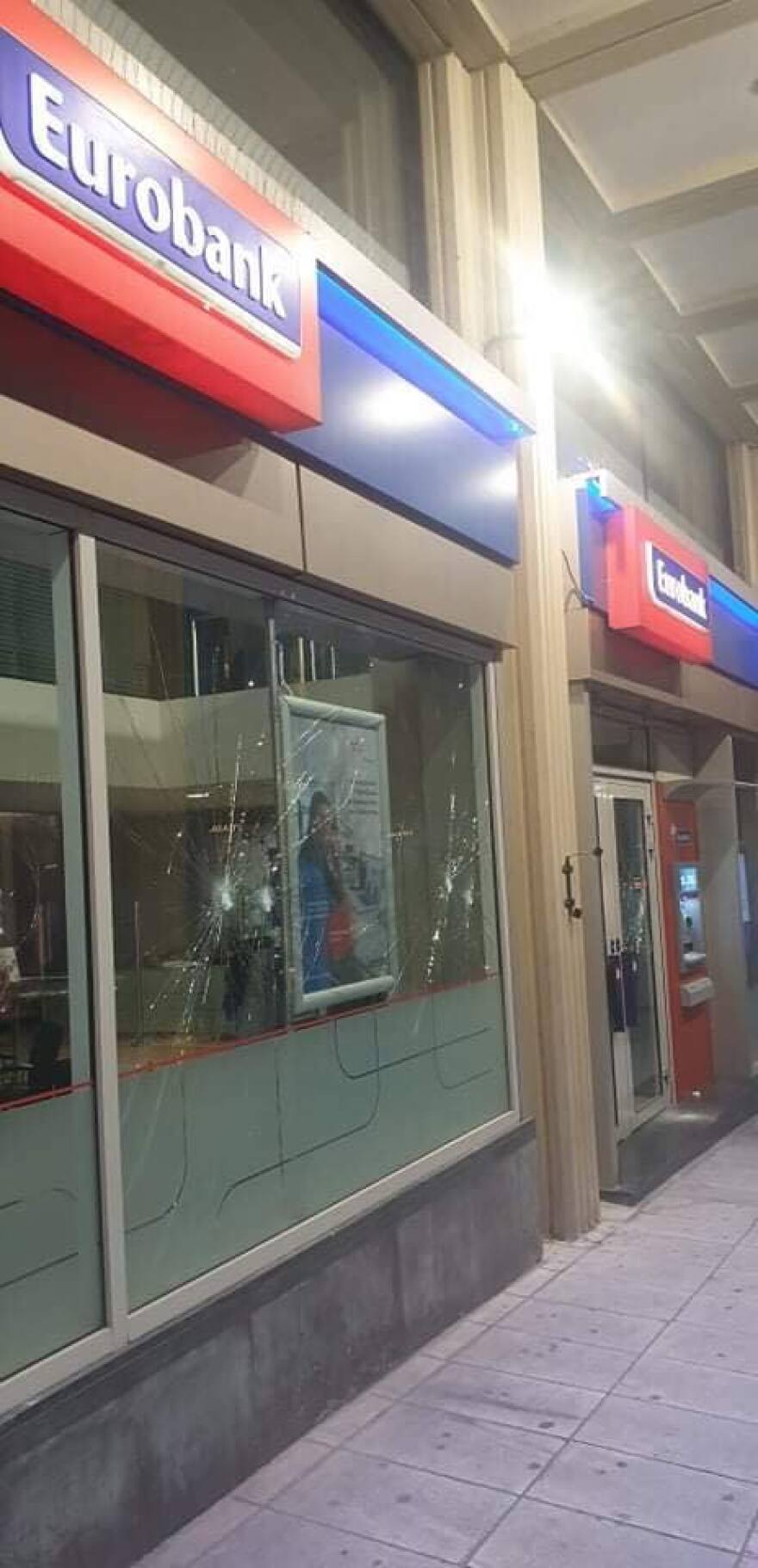 Επιδρομή κουκουλοφόρων με σφυριά στη Βαλαωρίτου για τον Κουφοντίνα