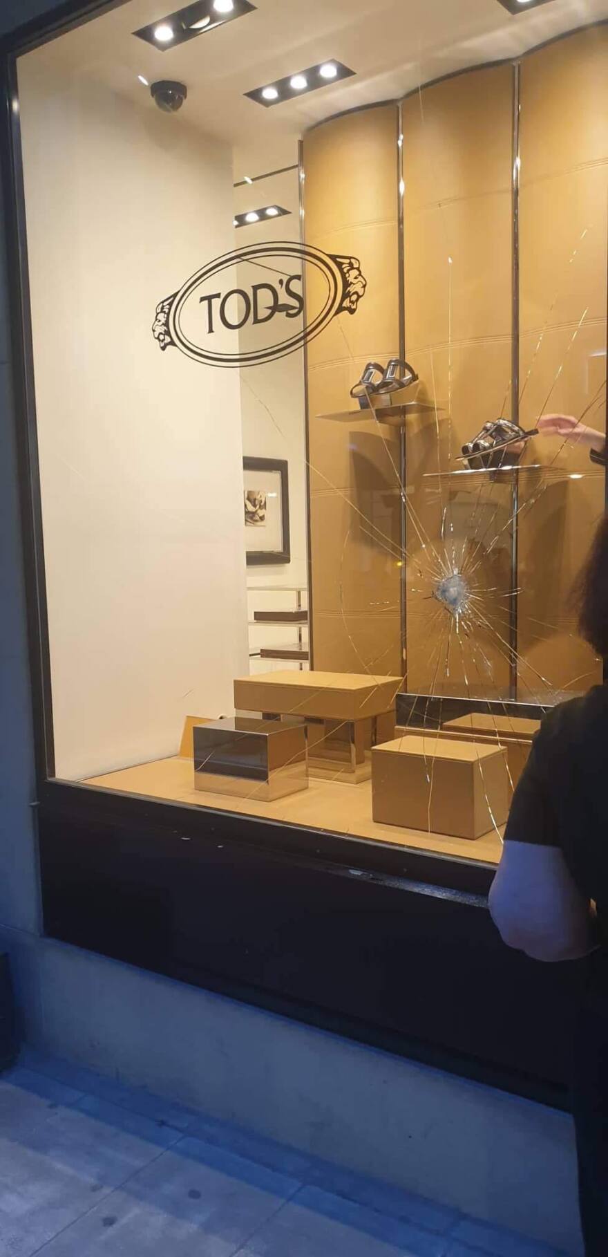 Επιδρομή κουκουλοφόρων με σφυριά στη Βαλαωρίτου για τον Κουφοντίνα