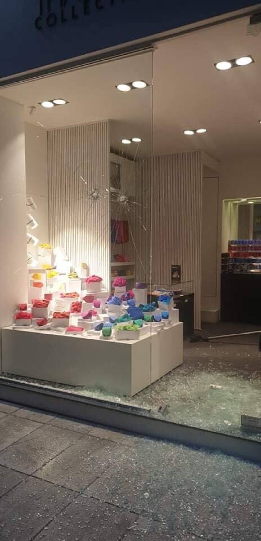 Επιδρομή κουκουλοφόρων με σφυριά στη Βαλαωρίτου για τον Κουφοντίνα