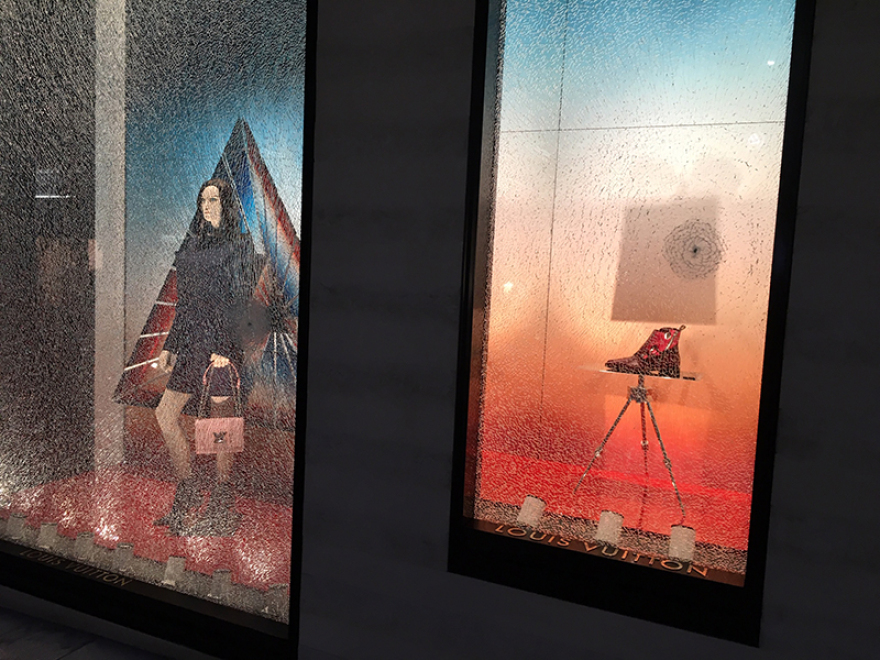 Επιδρομή κουκουλοφόρων με σφυριά στη Βαλαωρίτου για τον Κουφοντίνα