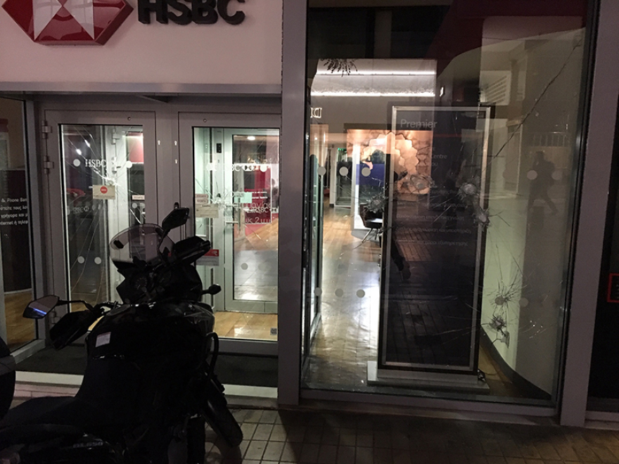 Επιδρομή κουκουλοφόρων με σφυριά στη Βαλαωρίτου για τον Κουφοντίνα