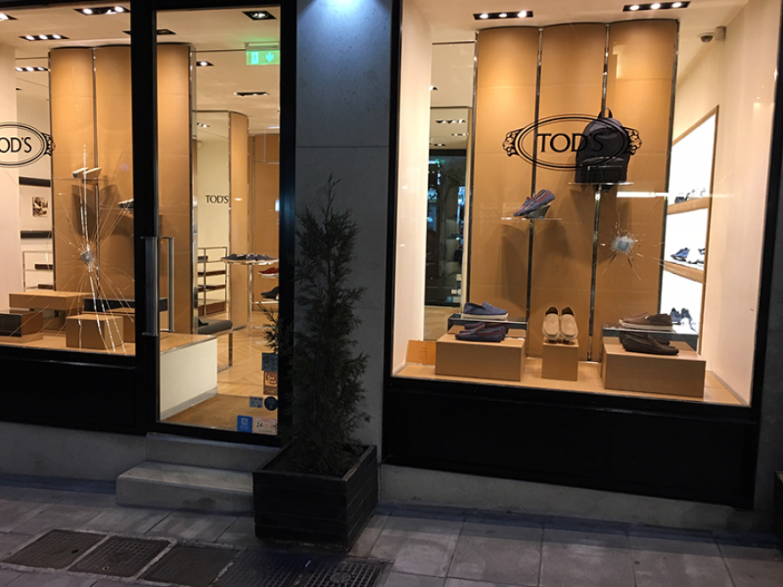 Επιδρομή κουκουλοφόρων με σφυριά στη Βαλαωρίτου για τον Κουφοντίνα