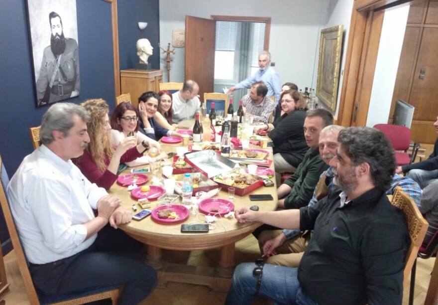 Ο Πολάκης έστησε τσιμπούσι στο υπουργείο υπό το βλέμμα του Βελουχιώτη 