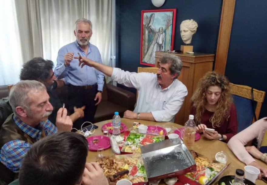 Ο Πολάκης έστησε τσιμπούσι στο υπουργείο υπό το βλέμμα του Βελουχιώτη 