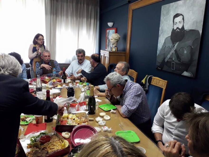 Ο Πολάκης έστησε τσιμπούσι στο υπουργείο υπό το βλέμμα του Βελουχιώτη 