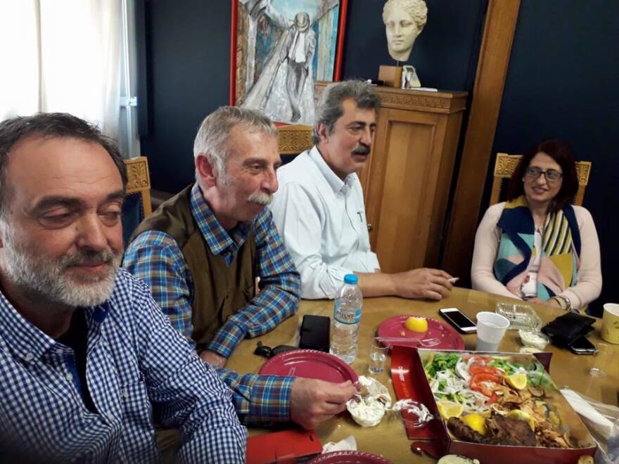 Ο Πολάκης έστησε τσιμπούσι στο υπουργείο υπό το βλέμμα του Βελουχιώτη 