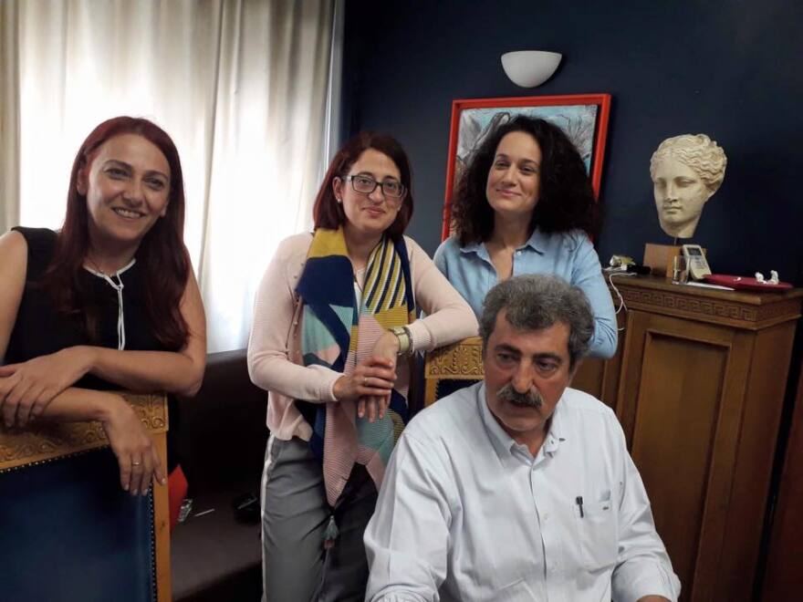 Ο Πολάκης έστησε τσιμπούσι στο υπουργείο υπό το βλέμμα του Βελουχιώτη 