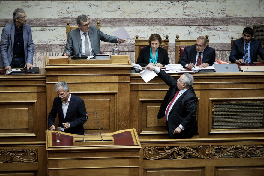 Πυρ και μανία ο Κοτζιάς φώναζε στη Βουλή ότι του άλλαξαν την ώρα ομιλίας