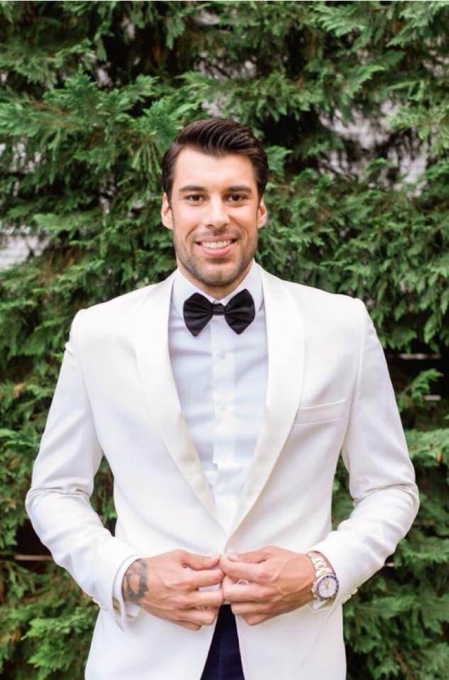 Γιώργος Παπαδόγαμβρος: O ράφτης των διασήμων έχει ντύσει 3.500 γαμπρούς