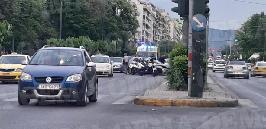 Τροχαίο στην Λεωφόρο Αλεξάνδρας - Αυτοκίνητο έπεσε σε δέντρο