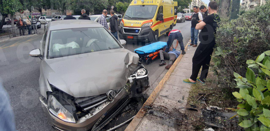 Τροχαίο στην Λεωφόρο Αλεξάνδρας - Αυτοκίνητο έπεσε σε δέντρο