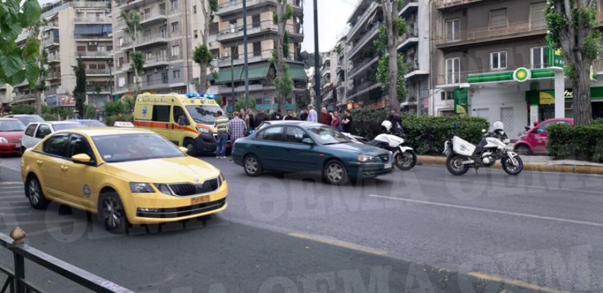 Τροχαίο στην Λεωφόρο Αλεξάνδρας - Αυτοκίνητο έπεσε σε δέντρο