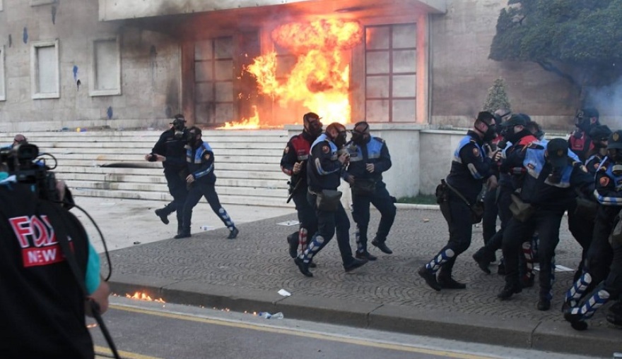 Τίρανα: Τραυματίες διαδηλωτές και αστυνομικοί στην διαδήλωση κατά του Ράμα