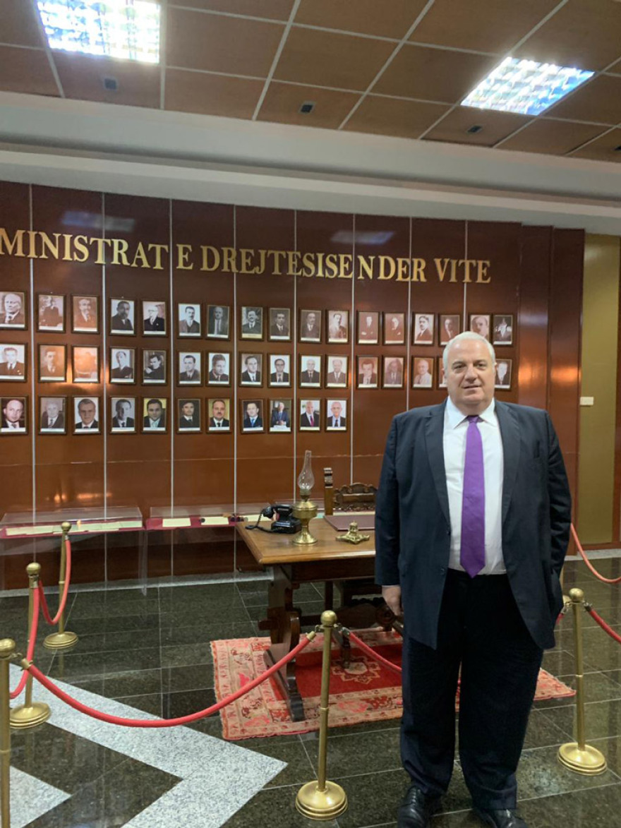 Ο Σάκης Κεχαγιόγλου τιμήθηκε από την Ένωση Ποινικολόγων Αλβανίας 