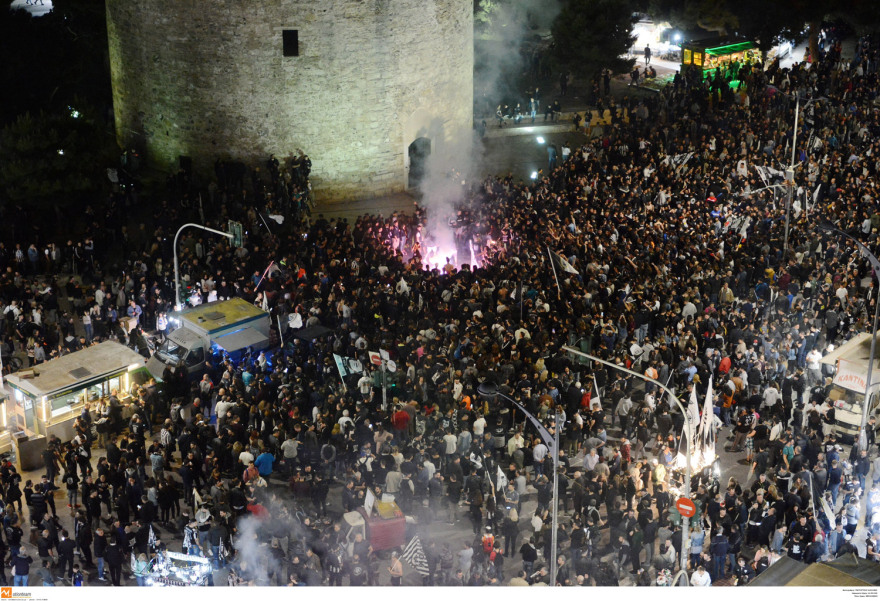 Αποθέωση για τον νταμπλούχο ΠΑΟΚ σε Αθήνα και Θεσσαλονίκη - Δείτε βίντεο