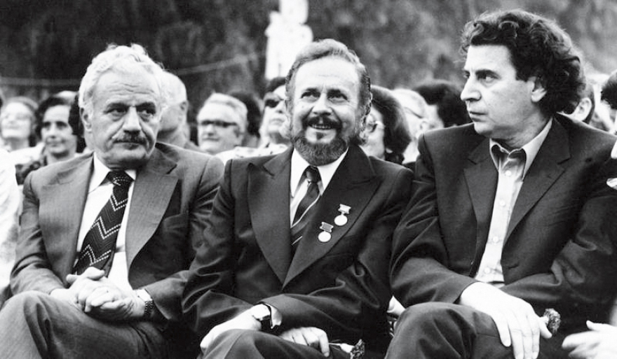 Όταν ο Μίκης Θεοδωράκης έλεγε στο ΘΕΜΑ: «Θέλω να με θυμούνται ως έναν μοναχικό αντεξουσιαστή»