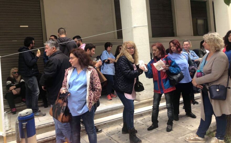 Καθαρίστριες έστησαν σκηνές στο υπουργείο Υγείας: Ζητούν ανανέωση των συμβάσεών τους