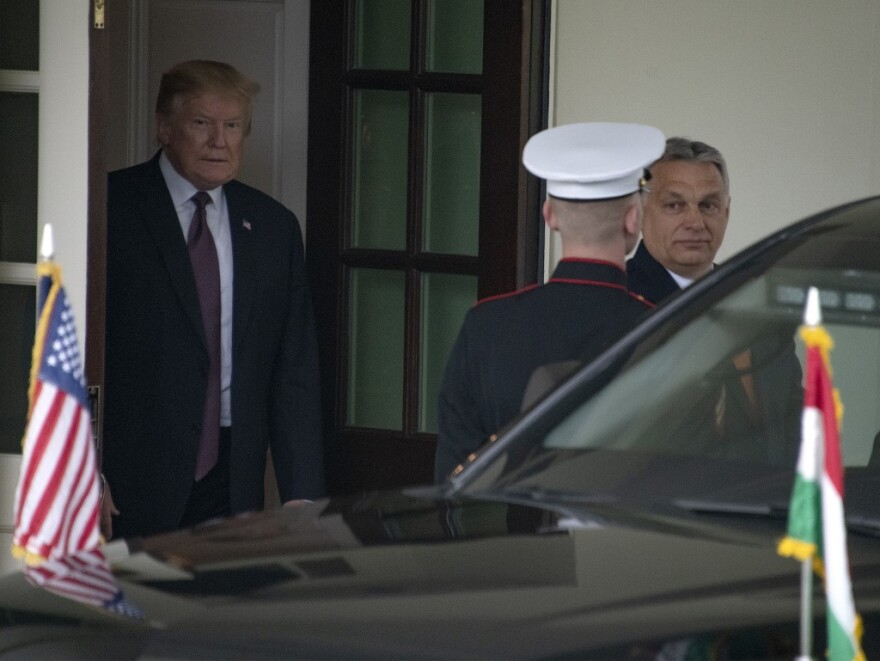 Φωτογραφίες: Ο Τραμπ υποδέχτηκε τον «σκληρό» Όρμπαν στον Λευκό Οίκο