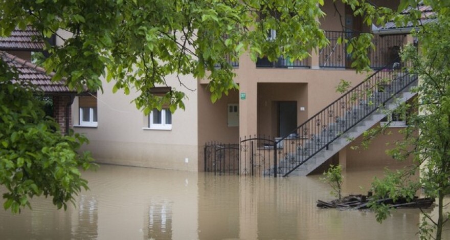 Καταρρακτώδεις βροχές και πλημμύρες πλήττουν τη Βοσνία