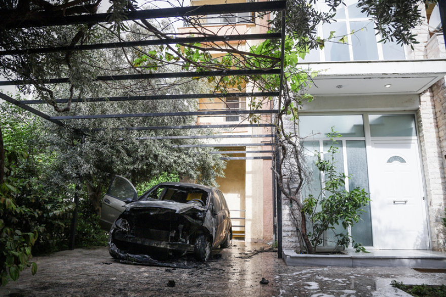 Καταδρομική επίθεση κουκουλοφόρων με μολότοφ στο Α.Τ. Καισαριανής